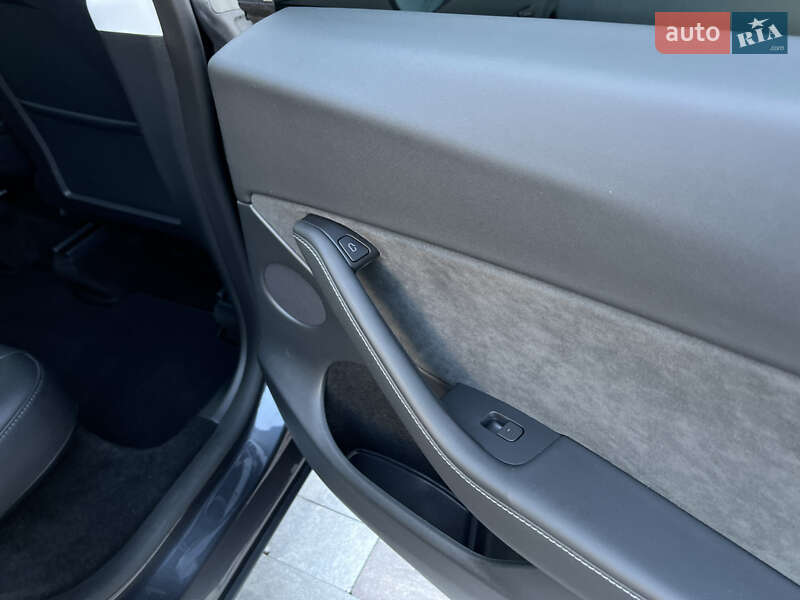 Позашляховик / Кросовер Tesla Model Y 2024 в Києві