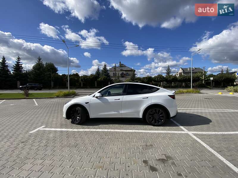 Внедорожник / Кроссовер Tesla Model Y 2024 в Киеве