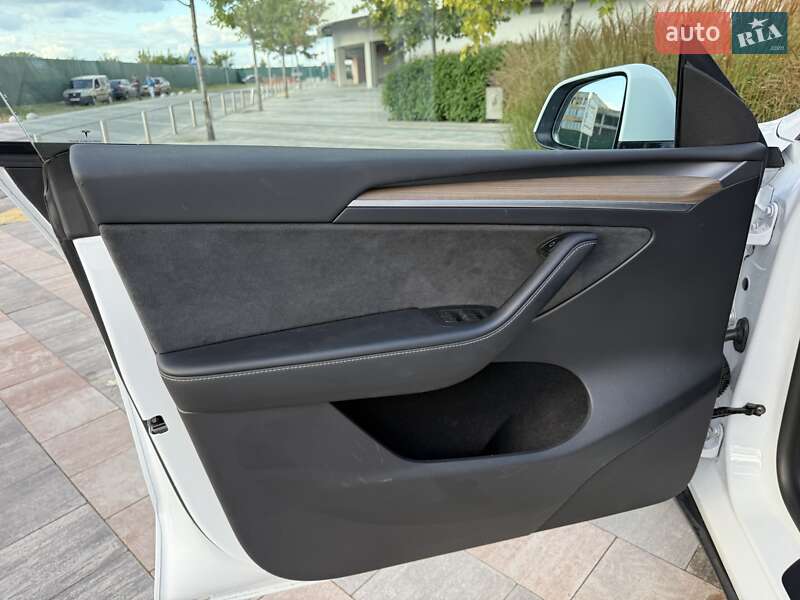 Внедорожник / Кроссовер Tesla Model Y 2023 в Киеве