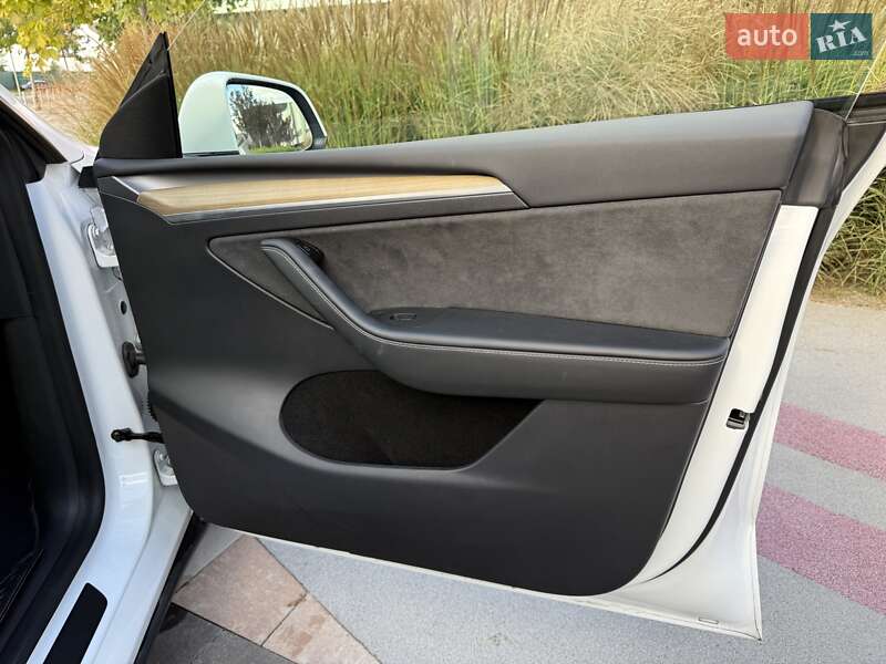 Внедорожник / Кроссовер Tesla Model Y 2023 в Киеве