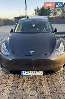 Tesla Model Y 2024