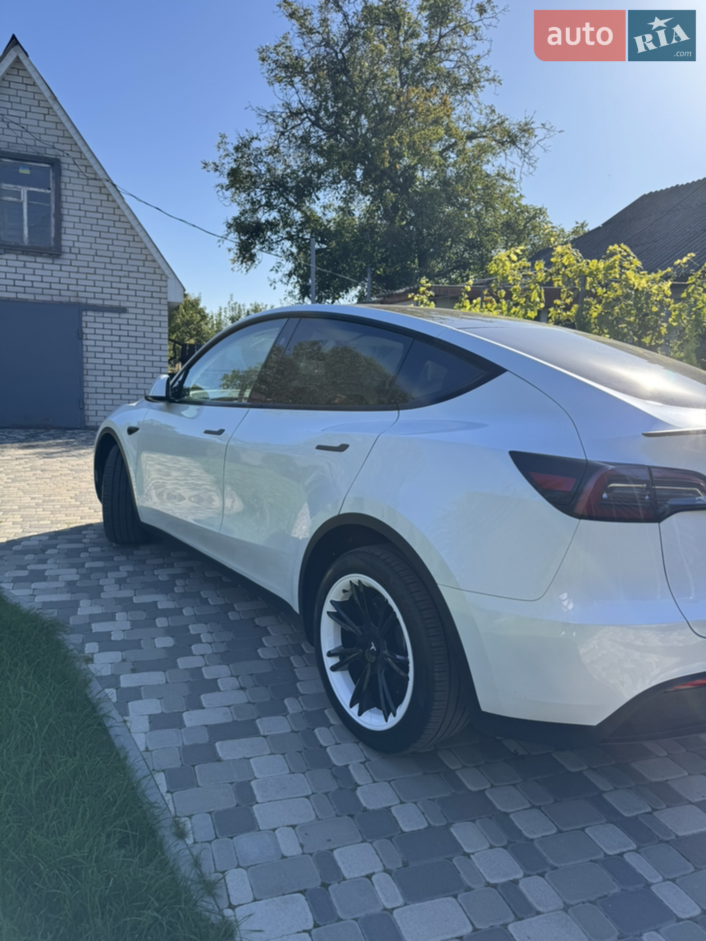 2024 Tesla Model Y - мініатюра 3