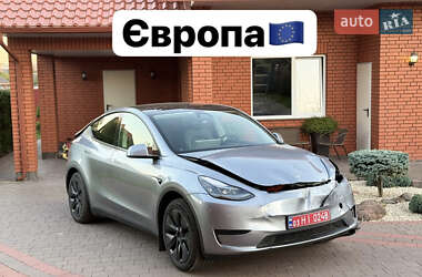 Tesla Model Y 2025