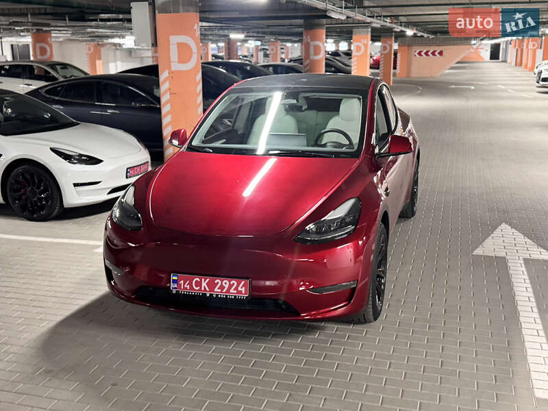 Tesla Model Y 2024