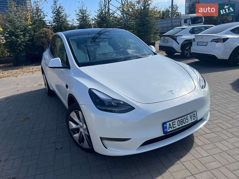 Tesla Model Y 2024