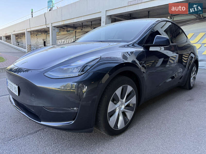 Tesla Model Y 2024