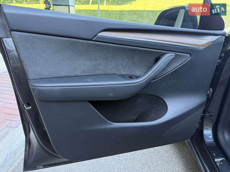 Внедорожник / Кроссовер Tesla Model Y 2024 в Киеве