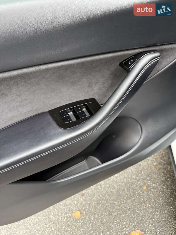 Внедорожник / Кроссовер Tesla Model Y 2020 в Вишневом