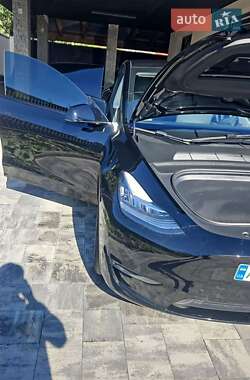 Седан Tesla Model Y 2022 в 