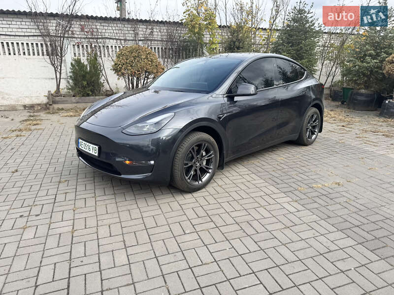 Tesla Model Y 2024