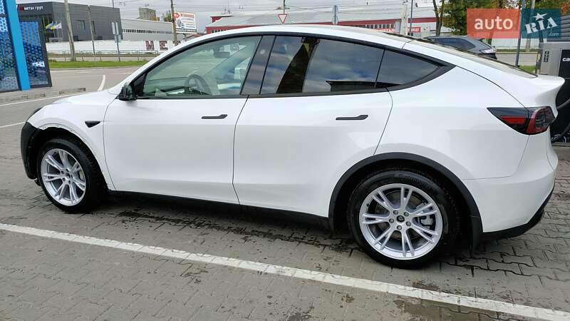 Позашляховик / Кросовер Tesla Model Y 2024 в  фото Позашляховик / Кросовер Tesla Model Y 2024 в
