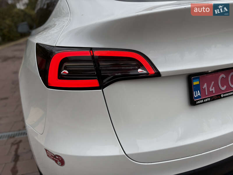 Позашляховик / Кросовер Tesla Model Y 2023 в Новояворівську