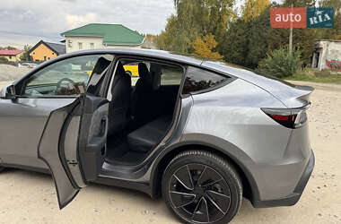 Позашляховик / Кросовер Tesla Model Y 2025 в 