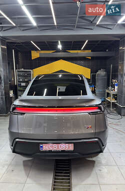 Позашляховик / Кросовер Tesla Model Y 2025 в 