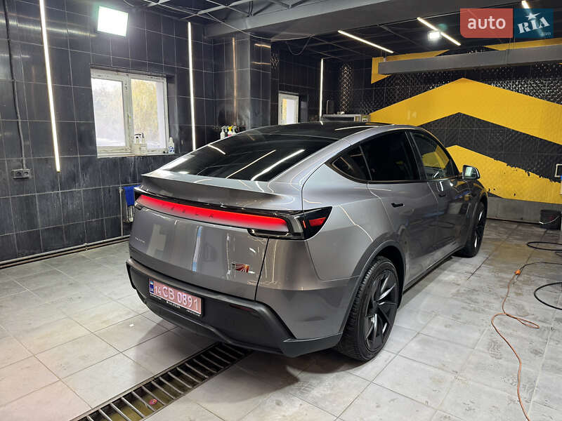 Внедорожник / Кроссовер Tesla Model Y 2025 в Львове