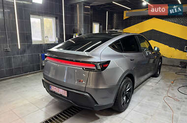 Позашляховик / Кросовер Tesla Model Y 2025 в 