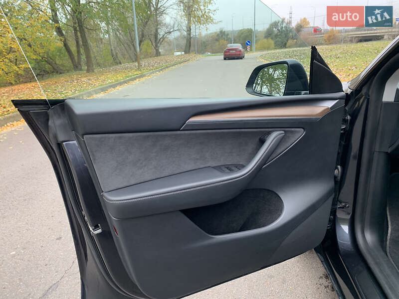 Внедорожник / Кроссовер Tesla Model Y 2024 в Киеве