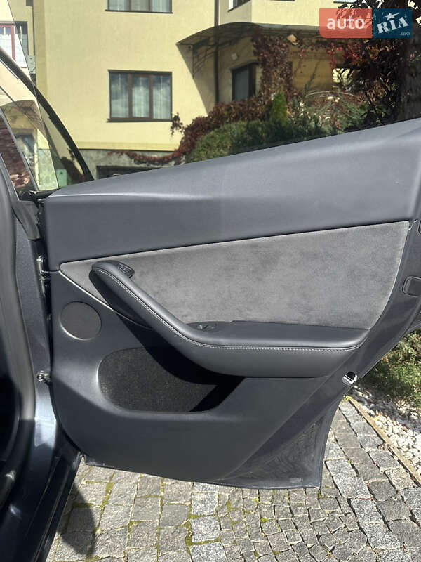 Внедорожник / Кроссовер Tesla Model Y 2023 в Черновцах