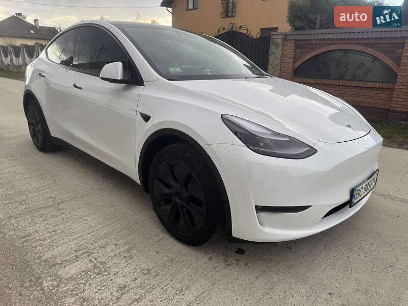 Tesla Model Y 2024