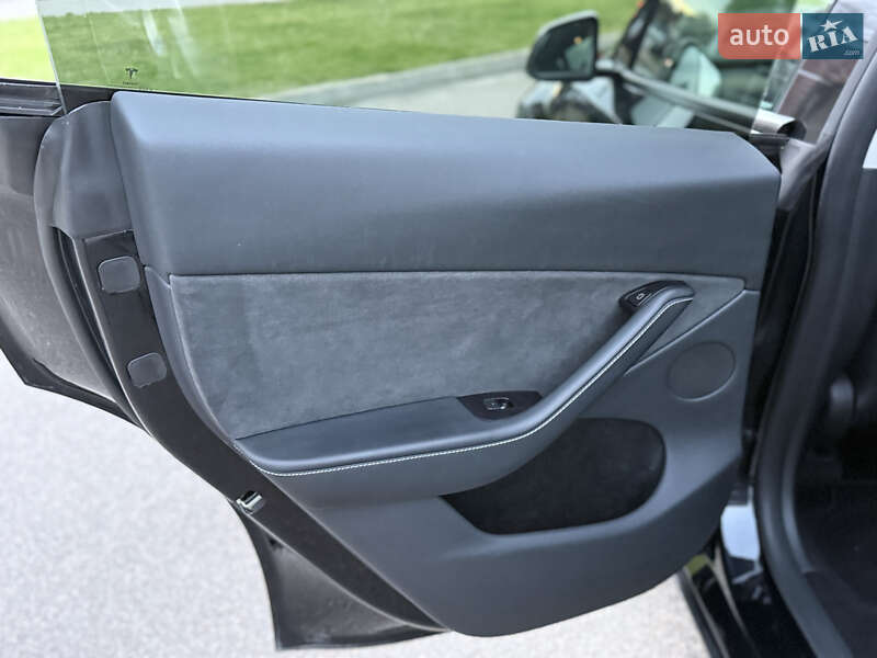 Внедорожник / Кроссовер Tesla Model Y 2023 в Киеве