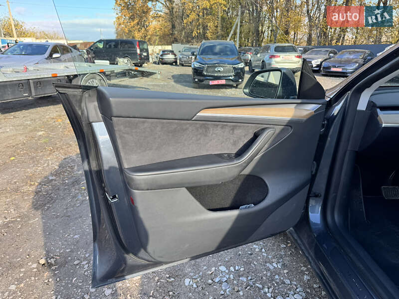 Позашляховик / Кросовер Tesla Model Y 2023 в Рівному фото 18 Позашляховик / Кросовер Tesla Model Y 2023 в Рівному