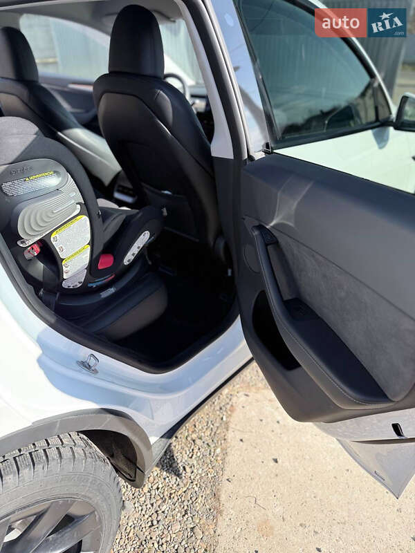 Внедорожник / Кроссовер Tesla Model Y 2023 в Черновцах