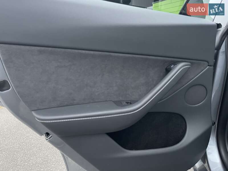 Позашляховик / Кросовер Tesla Model Y 2024 в Києві