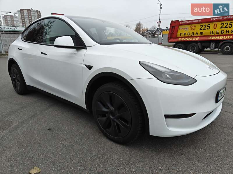 Tesla Model Y 2024