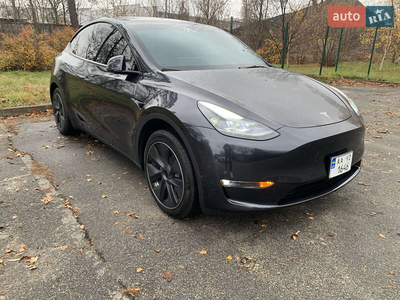Tesla Model Y 2024