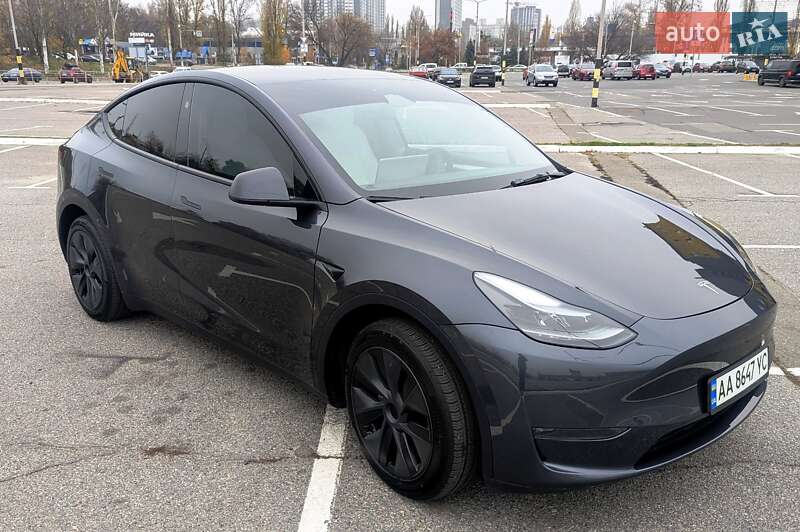 Tesla Model Y 2024
