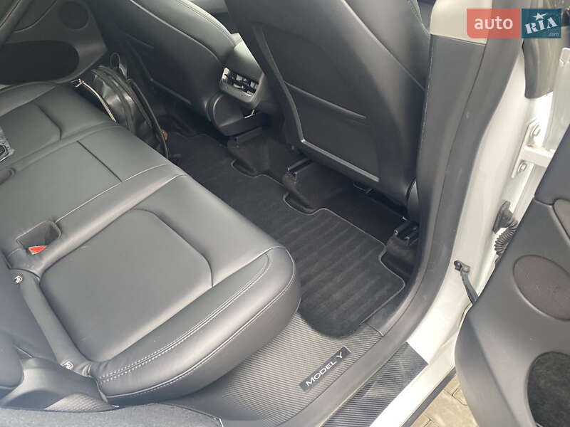 Внедорожник / Кроссовер Tesla Model Y 2023 в Киеве