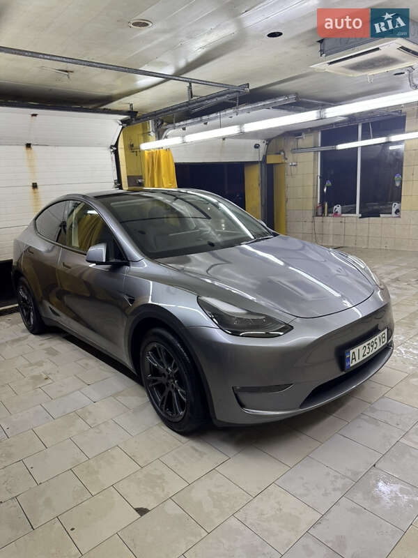 Tesla Model Y 2025