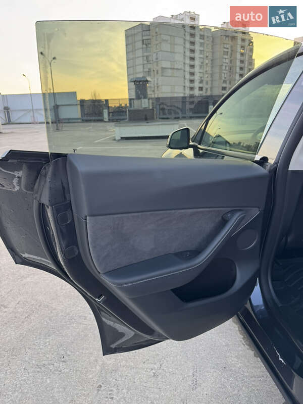 Позашляховик / Кросовер Tesla Model Y 2024 в Києві фото 13 Позашляховик / Кросовер Tesla Model Y 2024 в Києві