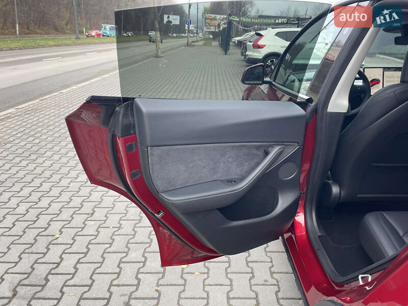 Позашляховик / Кросовер Tesla Model Y 2025 в Чернівцях