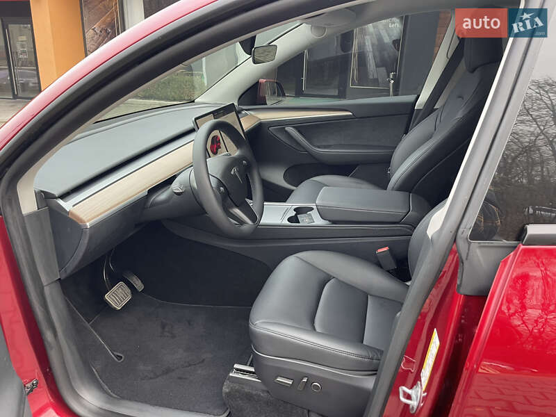 Позашляховик / Кросовер Tesla Model Y 2025 в Чернівцях