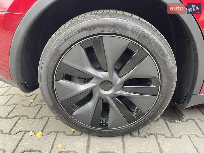 Позашляховик / Кросовер Tesla Model Y 2025 в Чернівцях