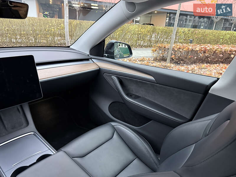 Внедорожник / Кроссовер Tesla Model Y 2024 в Киеве