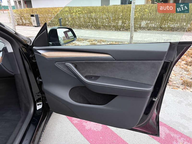 Внедорожник / Кроссовер Tesla Model Y 2024 в Киеве