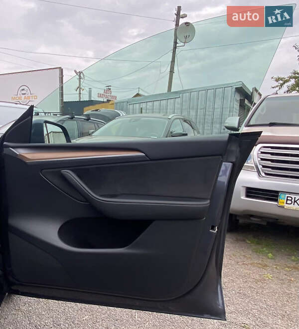 Внедорожник / Кроссовер Tesla Model Y 2023 в Ровно