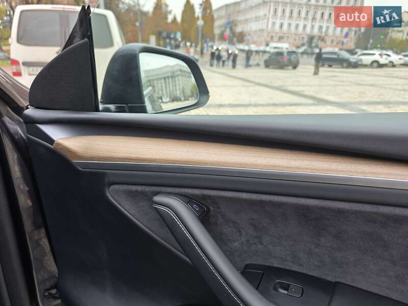 Позашляховик / Кросовер Tesla Model Y 2024 в Києві