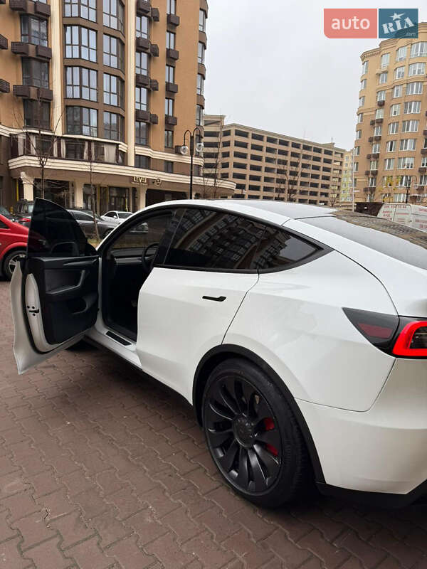Внедорожник / Кроссовер Tesla Model Y 2024 в Киеве