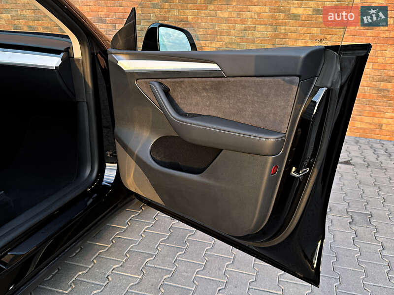 Внедорожник / Кроссовер Tesla Model Y 2024 в Черновцах