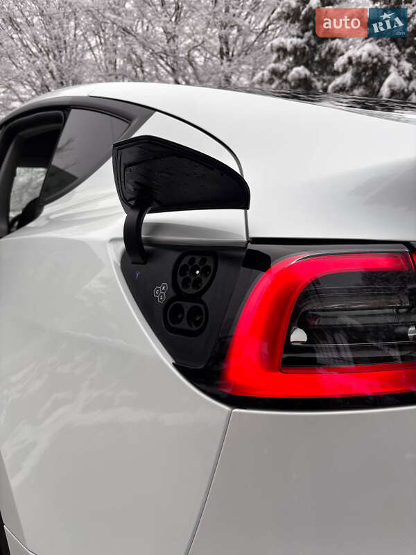 Позашляховик / Кросовер Tesla Model Y 2024 в Івано-Франківську