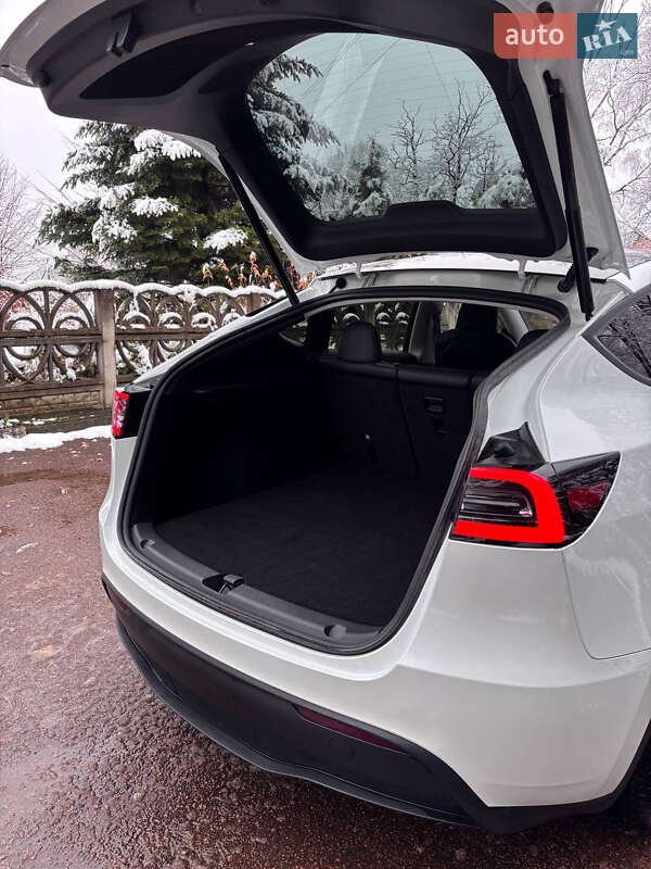 Позашляховик / Кросовер Tesla Model Y 2024 в Івано-Франківську