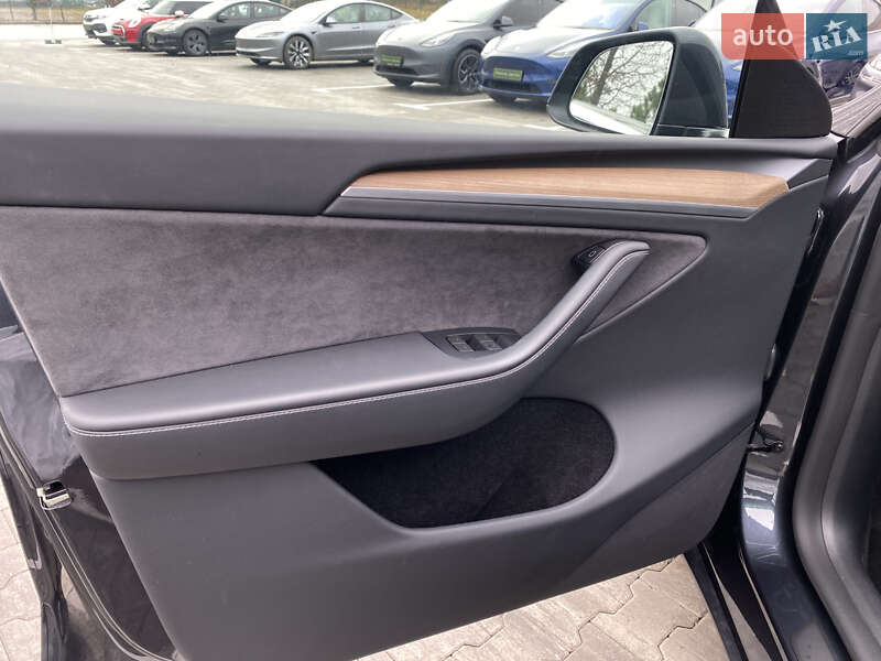 Позашляховик / Кросовер Tesla Model Y 2024 в Києві