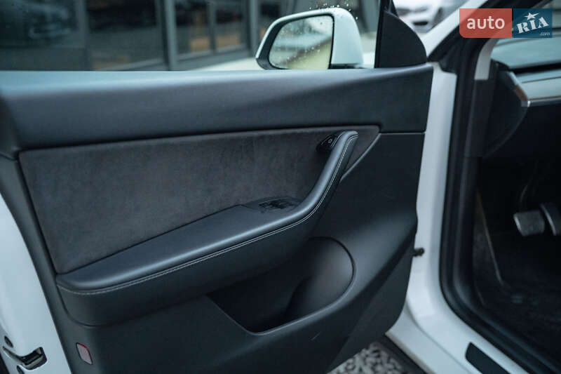 Внедорожник / Кроссовер Tesla Model Y 2021 в Черновцах