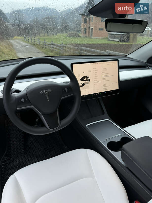 Внедорожник / Кроссовер Tesla Model Y 2024 в Ивано-Франковске