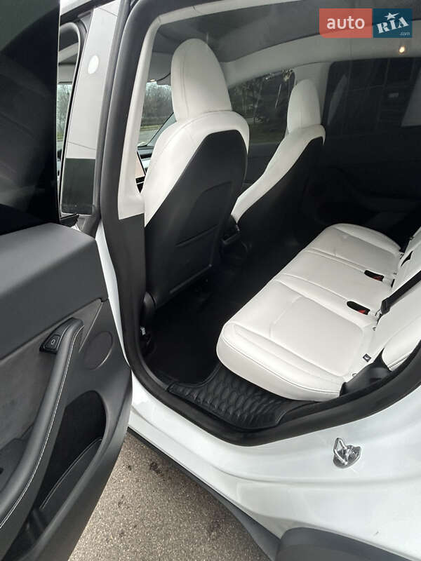 Внедорожник / Кроссовер Tesla Model Y 2025 в Киеве