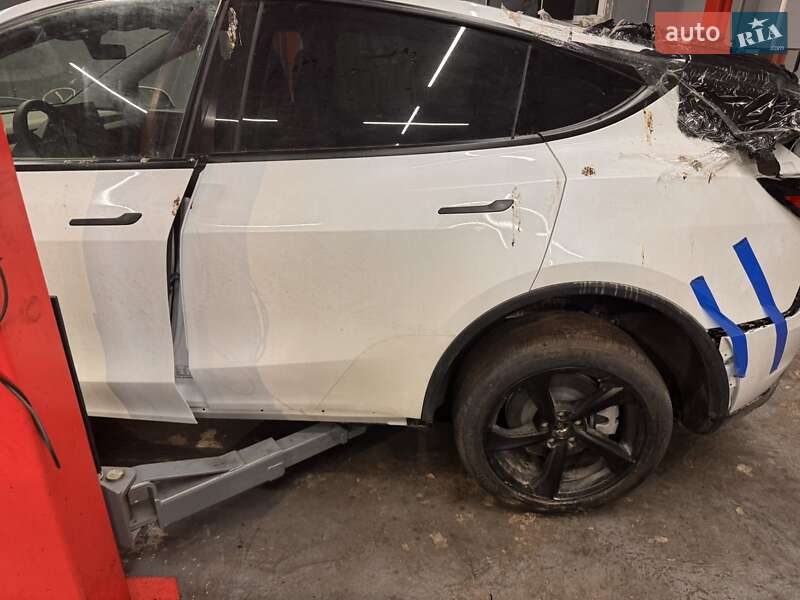 Внедорожник / Кроссовер Tesla Model Y 2025 в Киеве