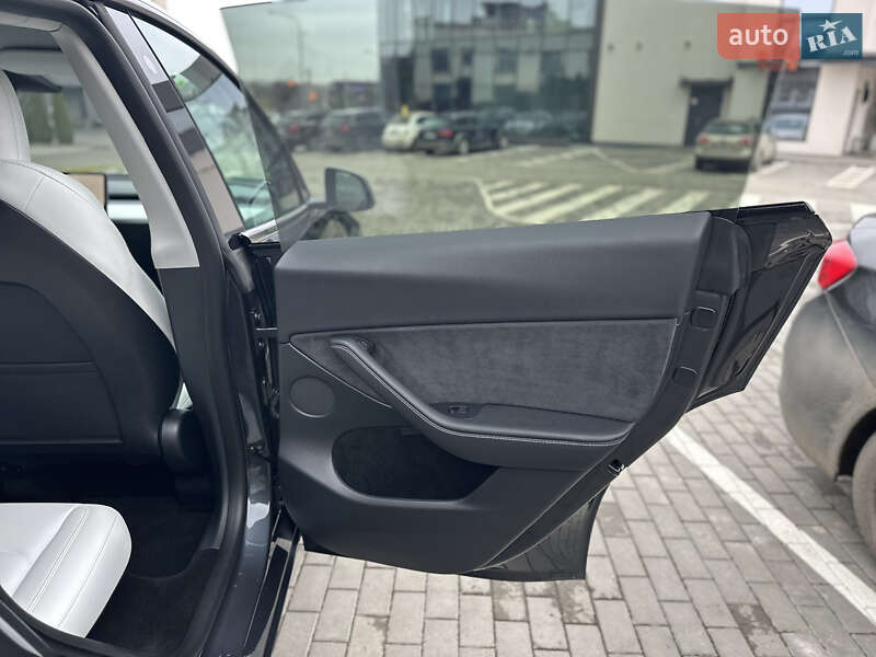 Внедорожник / Кроссовер Tesla Model Y 2023 в Ровно